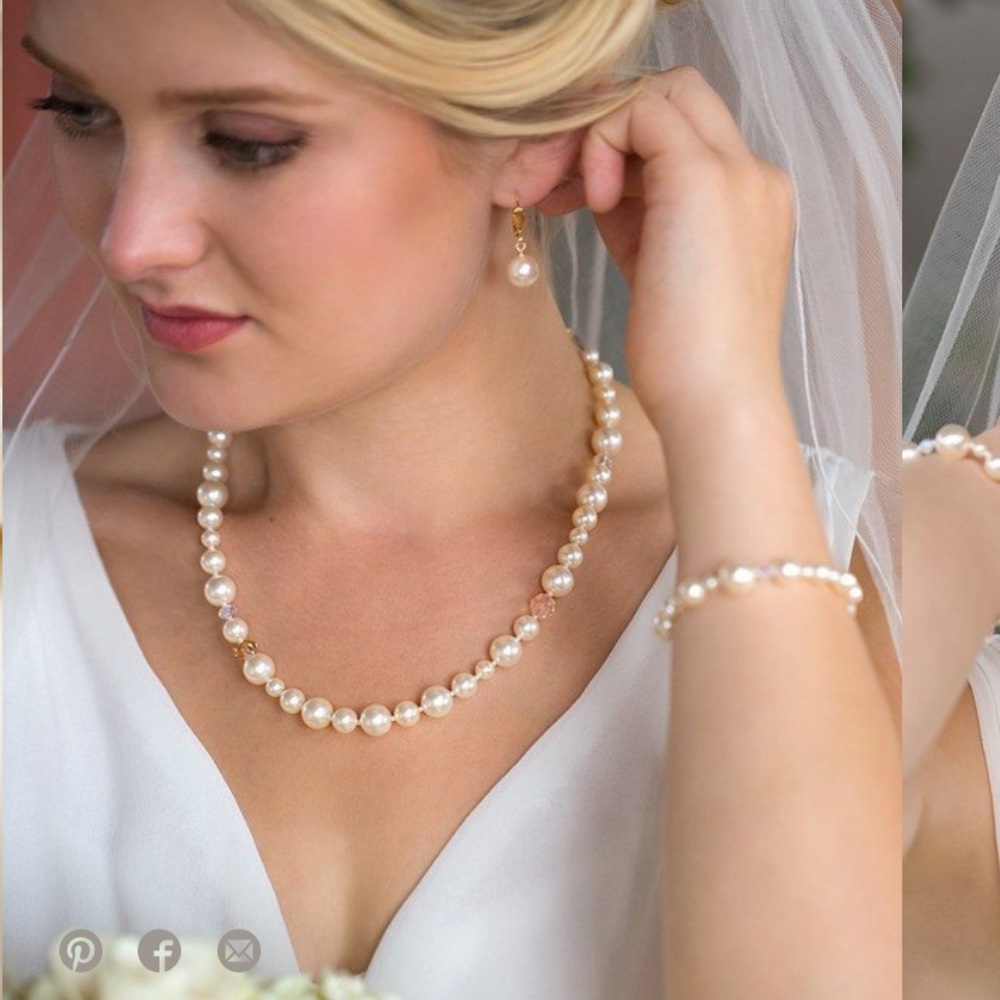 Pearl necklace with crystals, excellent condition